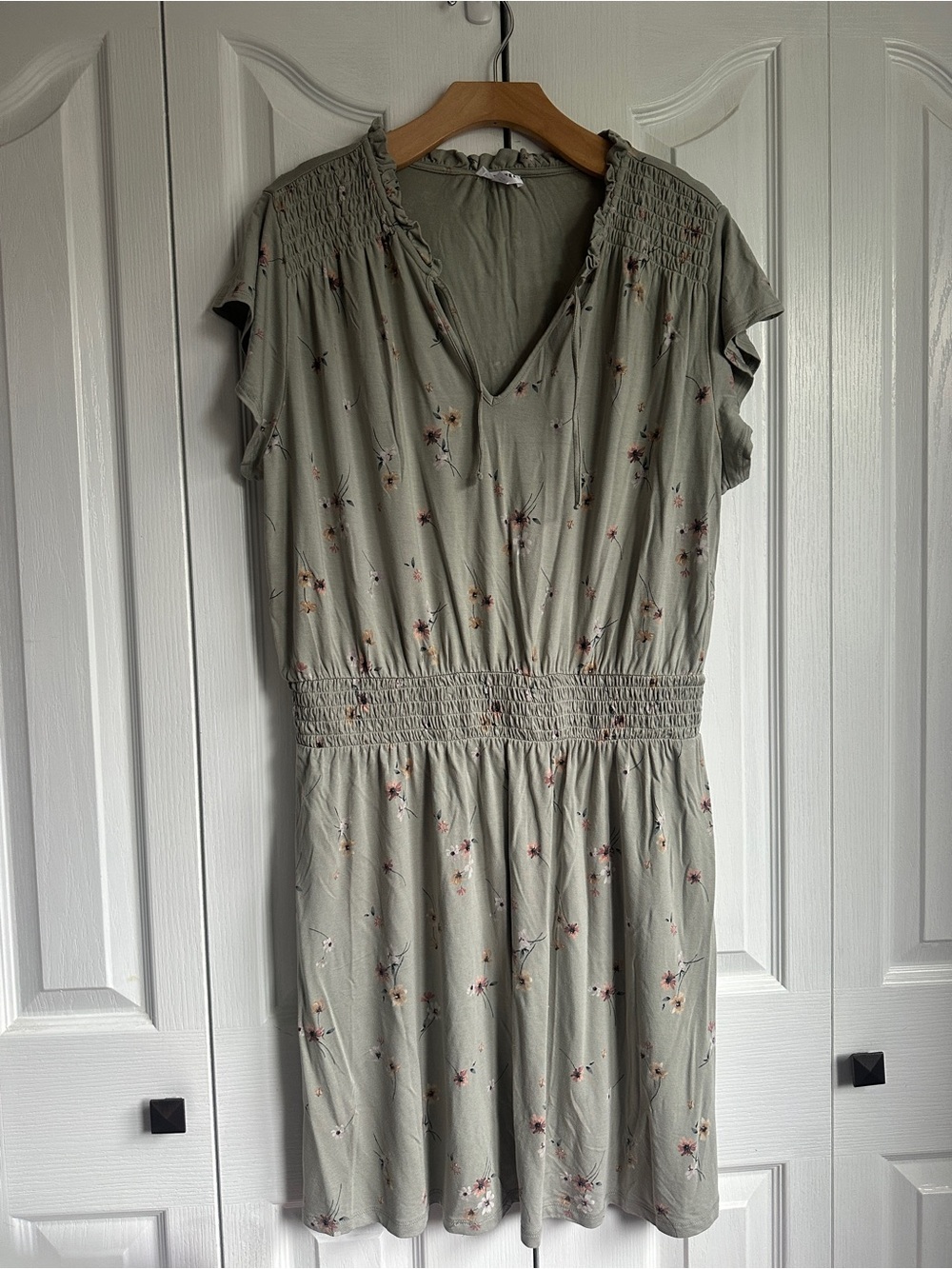 Reitmans Women’s Smocked Waist Floral Midi Dress in Sage Green Size XL